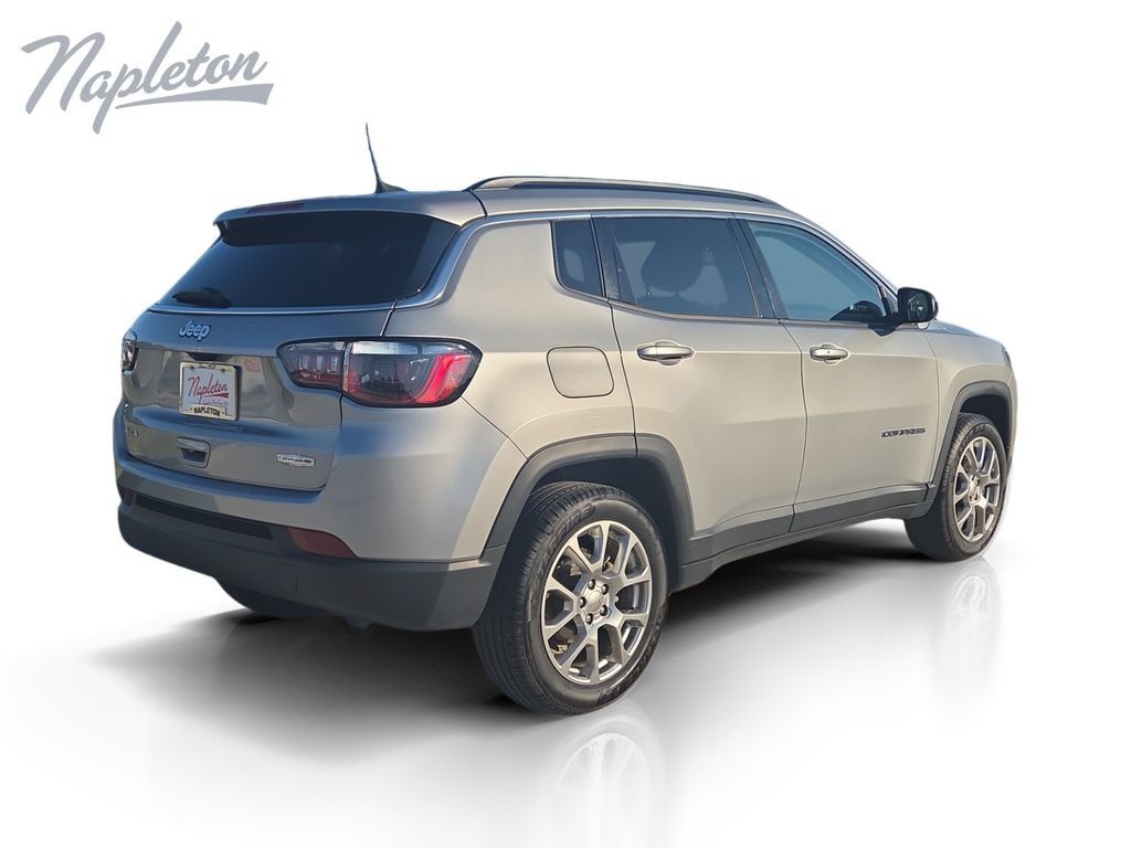 Used 2022 Jeep Compass Latitude w/ Sun and Sound Group AWD/4WD image 5