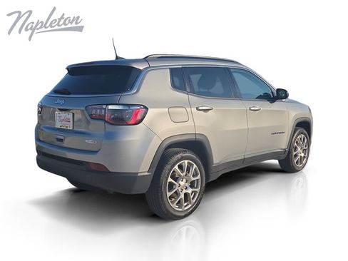 Used 2022 Jeep Compass Latitude w/ Sun and Sound Group AWD/4WD image 5