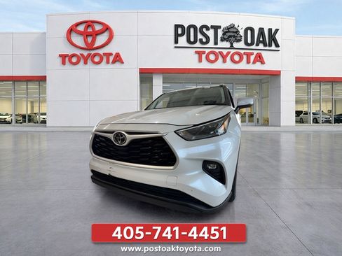 Used 2022 Toyota Highlander XLE AWD/4WD image 3