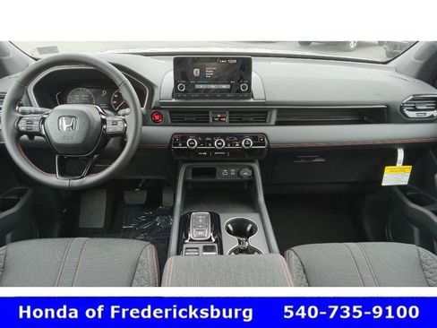 Used 2025 Honda Pilot Sport image 21