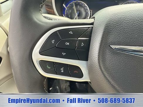Used 2023 Chrysler Pacifica Limited FWD image 29