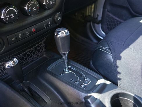 Used 2016 Jeep Wrangler Unlimited Rubicon image 41