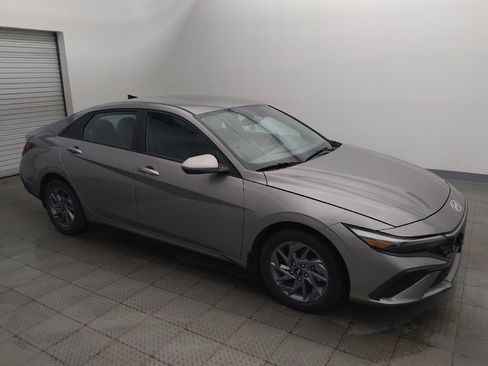 Used 2024 Hyundai Elantra Blue FWD image 11