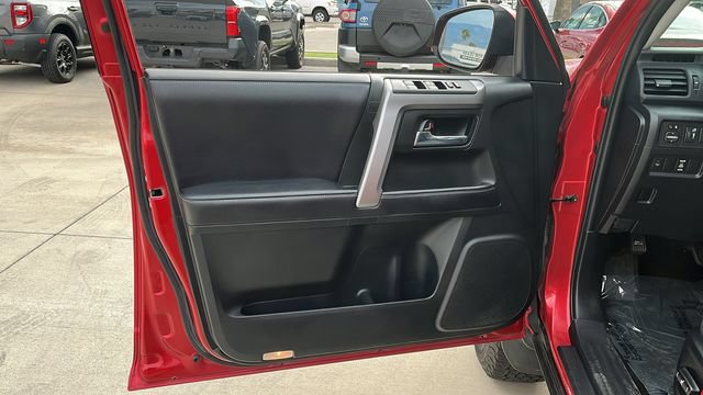 Used 2018 Toyota 4Runner SR5 AWD/4WD image 5