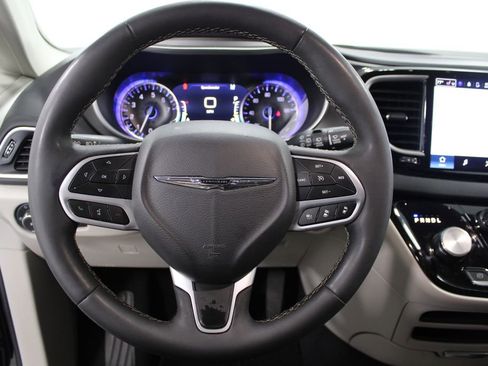 Used 2024 Chrysler Pacifica Touring-L image 12