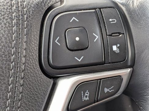 Used 2017 Toyota Highlander SE image 13