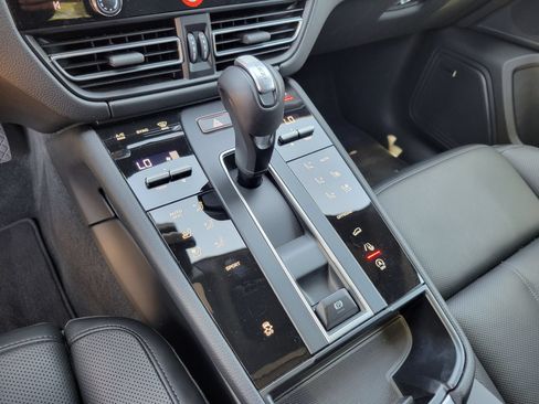 Used 2026 Porsche Macan AWD/4WD image 22