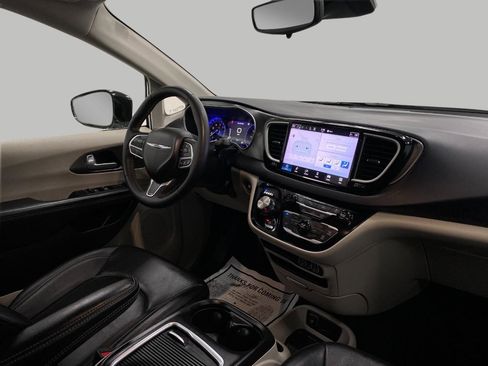 Used 2024 Chrysler Pacifica Touring-L image 19