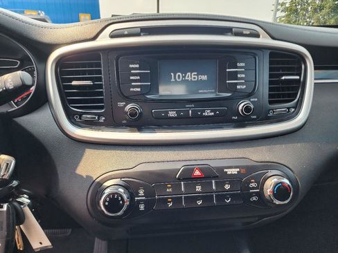 Used 2017 Kia Sorento AWD image 19