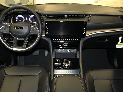 New 2026 Jeep Grand Cherokee L Limited w/ MOPAR Finishing Package AWD/4WD image 9