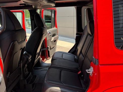 Used 2025 Jeep Wrangler Unlimited Rubicon AWD/4WD image 17
