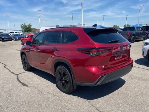 Used 2024 Toyota Highlander XLE AWD/4WD image 4