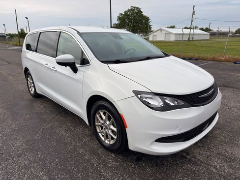 Used 2022 Chrysler Voyager LX FWD image 7