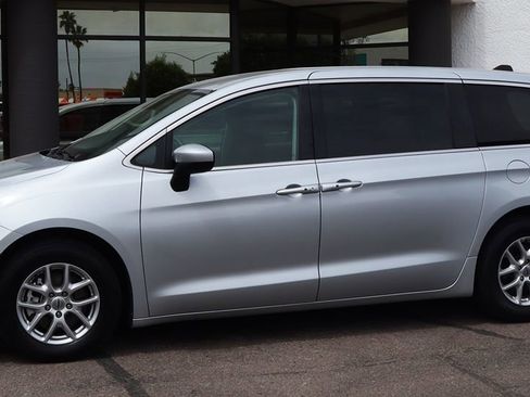 Used 2023 Chrysler Voyager LX image 7