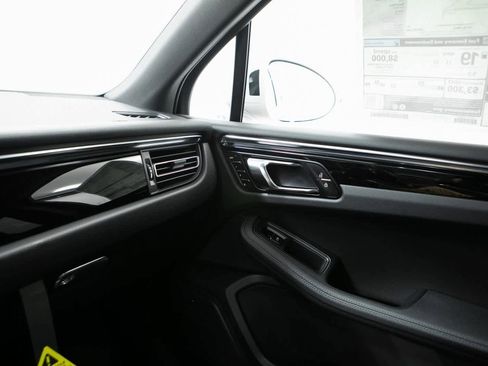 Certified 2025 Porsche Macan image 24