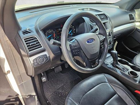 Used 2017 Ford Explorer XLT image 9