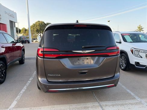 Used 2023 Chrysler Pacifica Touring-L FWD image 7