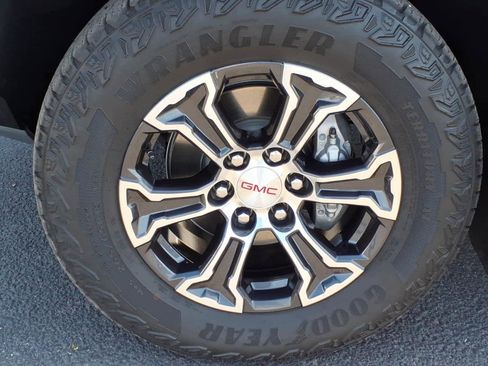 Used 2024 GMC Canyon AT4 w/ AT4 Premium Package image 13