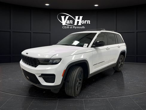 Used 2025 Jeep Grand Cherokee Altitude AWD/4WD image 7