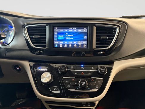 Used 2020 Chrysler Pacifica Touring-L FWD image 25