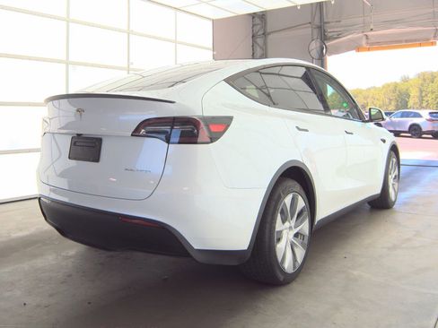 Used 2024 Tesla Model Y Long Range AWD/4WD image 3
