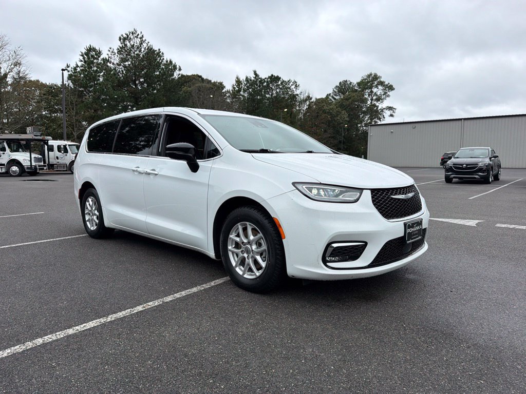 Used 2025 Chrysler Pacifica Select FWD image 4
