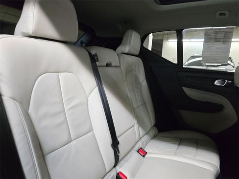 Certified 2023 Volvo XC40 B5 Ultimate w/ Protection Package Premier image 15