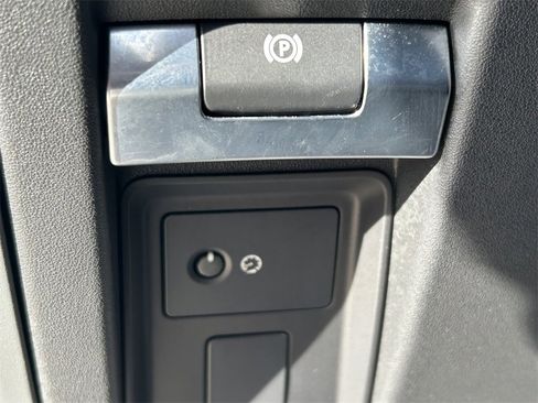 Used 2024 Land Rover Defender 130 X-Dynamic SE image 30