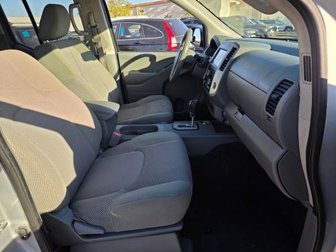 Used 2020 Nissan Frontier SV image 9