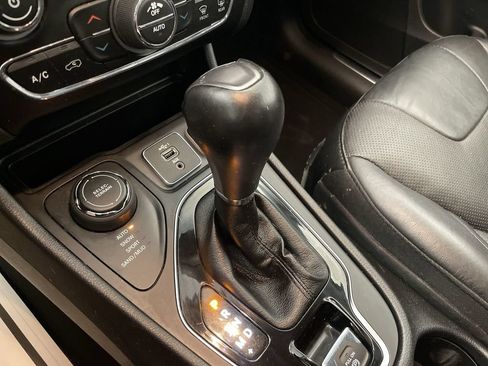 Used 2020 Jeep Cherokee Limited AWD/4WD image 9