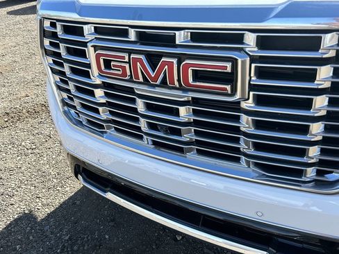 New 2026 GMC Yukon XL Denali w/ Denali Reserve Package image 32
