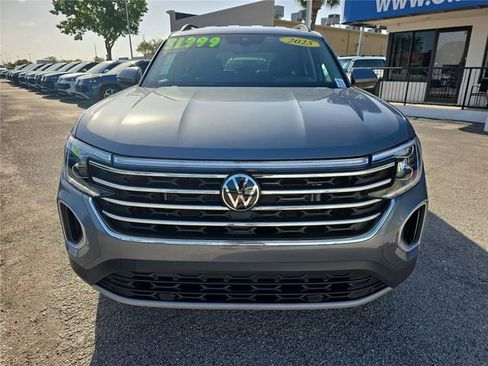 Used 2025 Volkswagen Atlas SE image 2