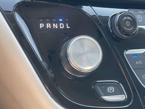 Used 2024 Chrysler Pacifica Touring-L FWD image 19