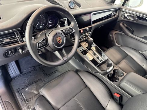 Used 2025 Porsche Macan image 4