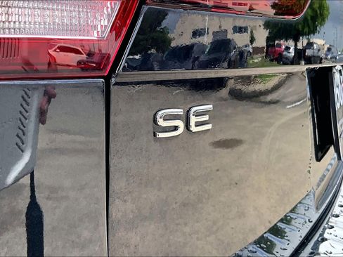Used 2023 Volkswagen Tiguan SE FWD image 9