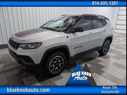 Used 2025 Jeep Compass Trailhawk AWD/4WD image 1