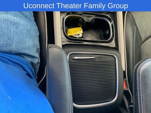 Used 2022 Chrysler Pacifica Limited w/ Uconnect Theater Family Group image 10