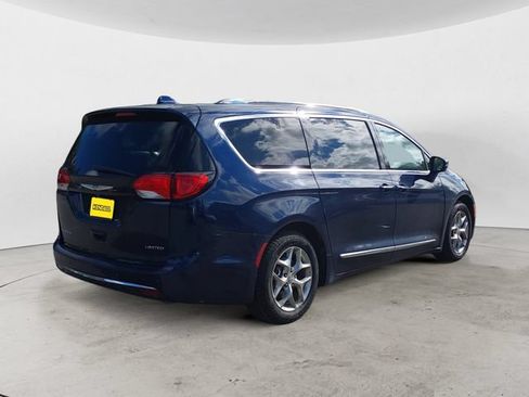 Used 2017 Chrysler Pacifica Limited w/ UConnect Theater Package FWD image 5