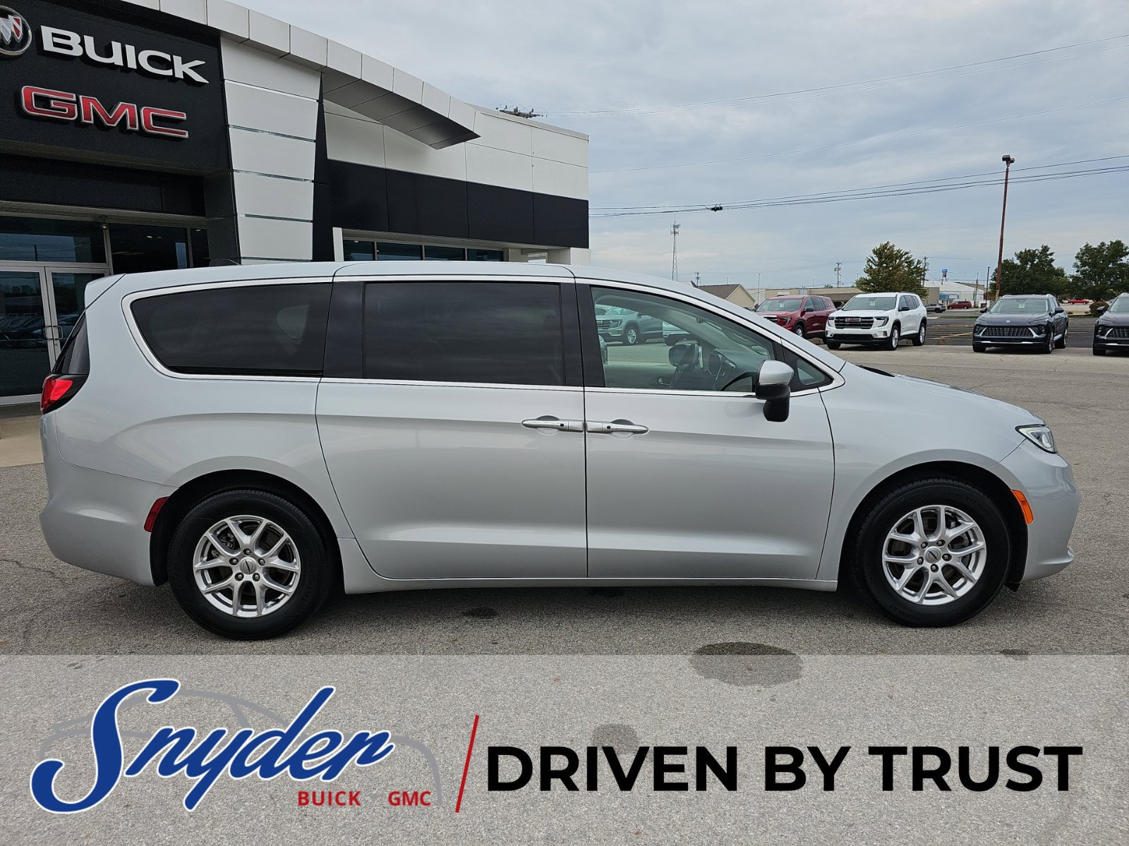 Used 2023 Chrysler Pacifica Touring-L FWD image 8