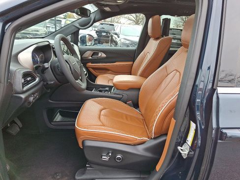 Used 2024 Chrysler Pacifica Pinnacle image 13