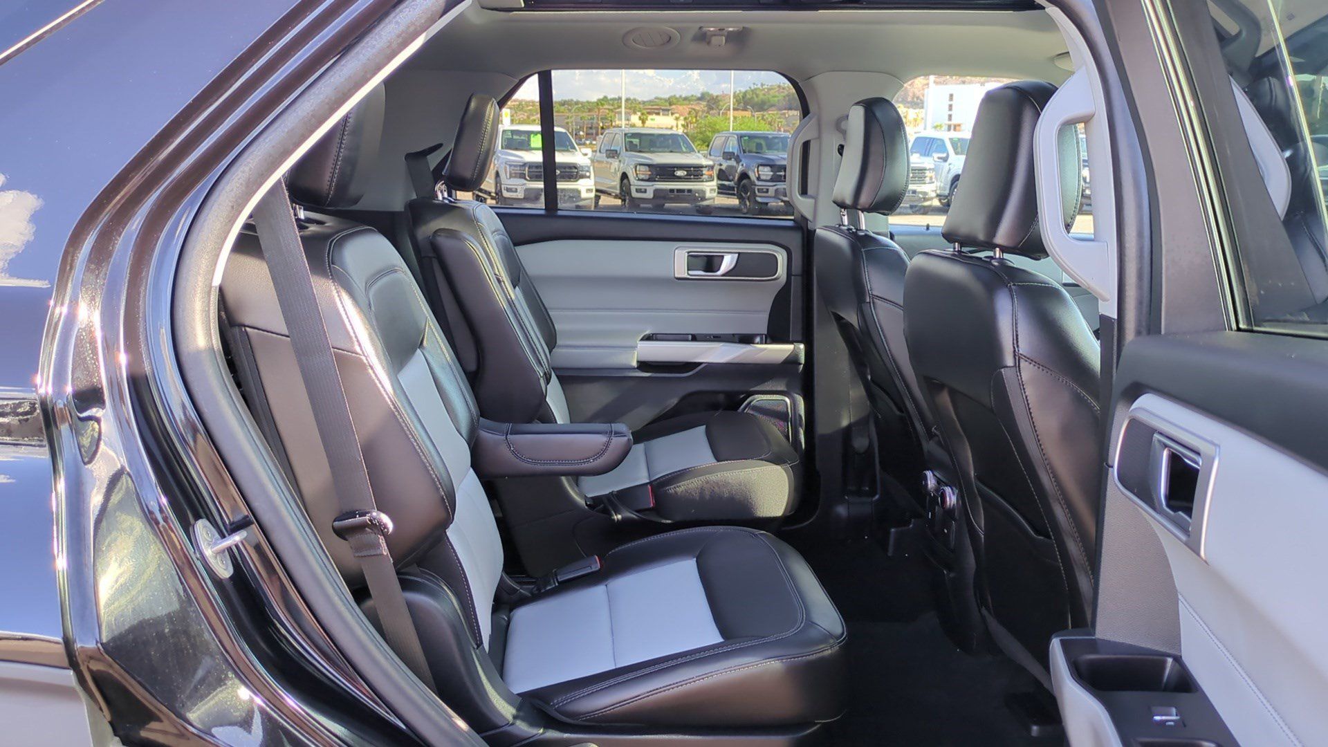 Used 2023 Ford Explorer XLT w/ Equipment Group 202A AWD/4WD image 31
