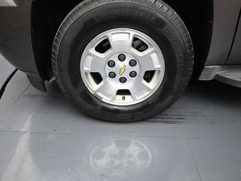 Used 2013 Chevrolet Suburban LT RWD image 16