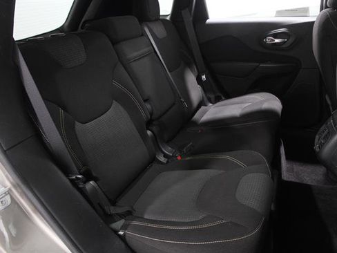 Used 2017 Jeep Cherokee Latitude w/ Comfort/Convenience Group image 18