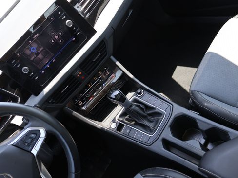 Used 2025 Volkswagen Jetta SE FWD image 25