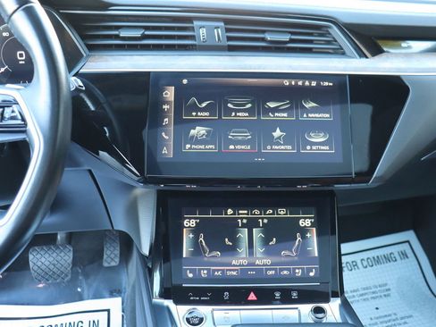 Used 2021 Audi e-tron Premium Plus w/ Premium Plus Package image 33