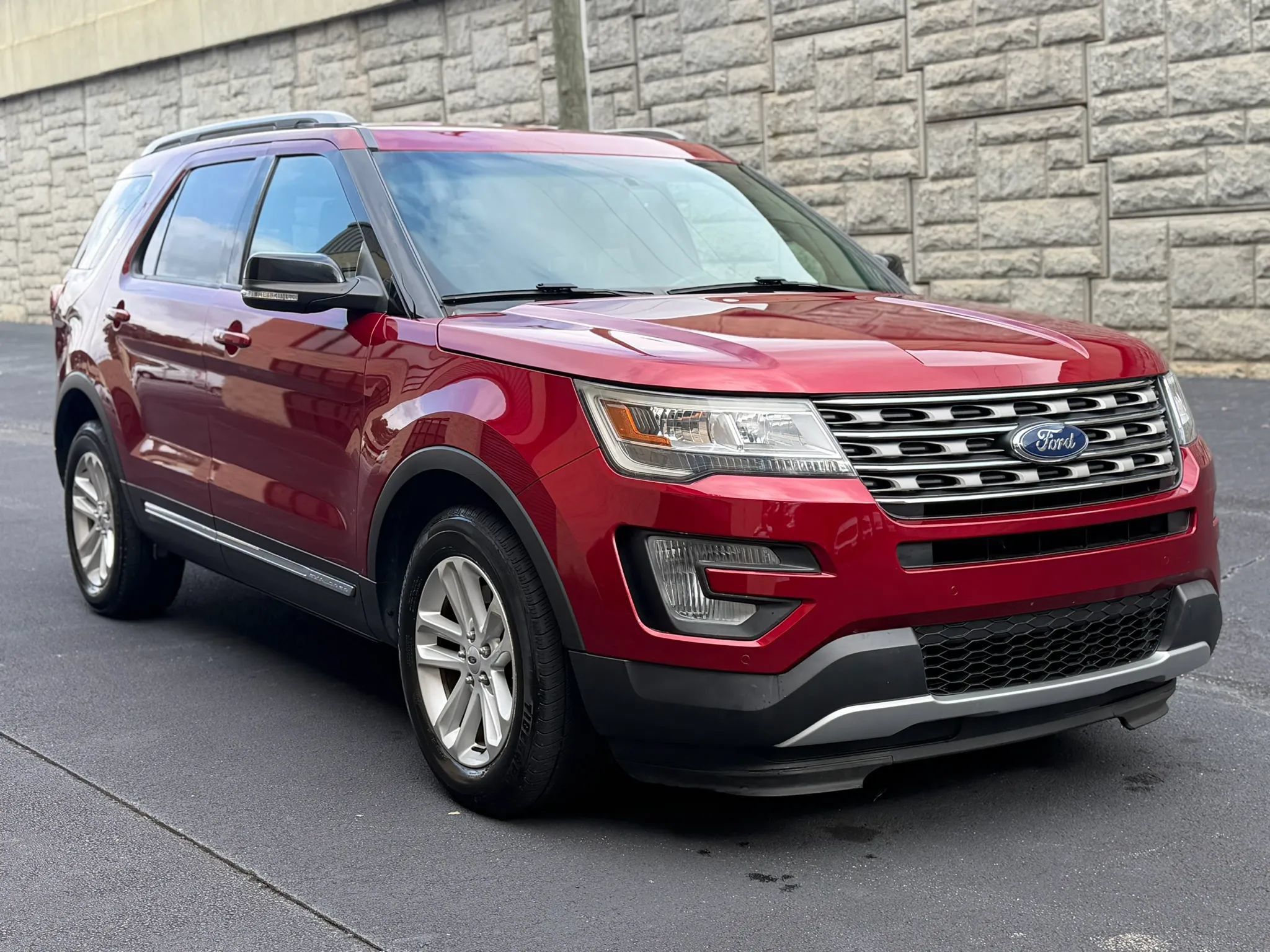 Used 2017 Ford Explorer XLT w/ Equipment Group 202A FWD image 5
