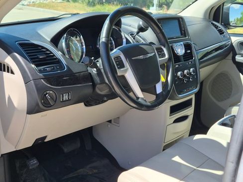 Used 2015 Chrysler Town & Country LX FWD image 9