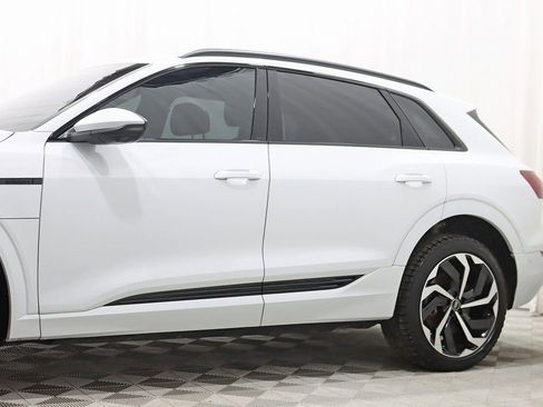 Used 2024 Audi Q8 e-tron Prestige image 3