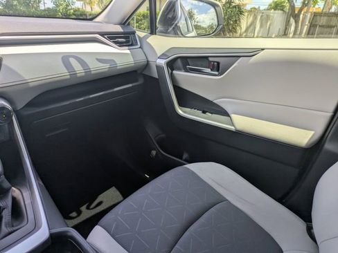 Used 2020 Toyota RAV4 XLE w/ Convenience Package FWD image 18