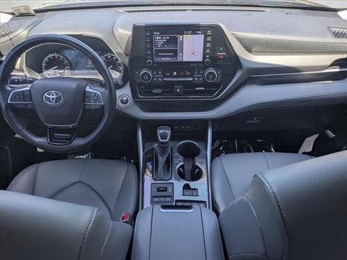 Used 2021 Toyota Highlander XLE AWD/4WD image 18